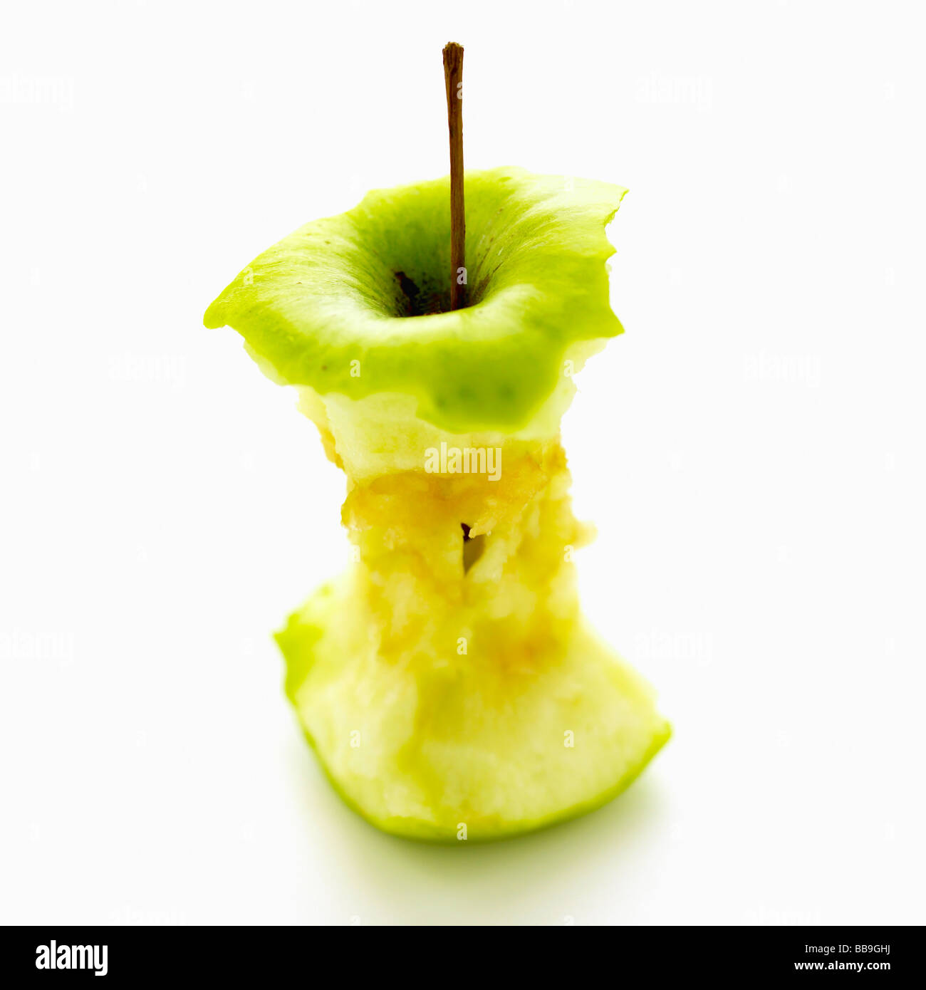 Un apple core isolato su uno sfondo bianco, shot con messa a fuoco poco profonda per sottolineare la forte forma grafica. Foto Stock