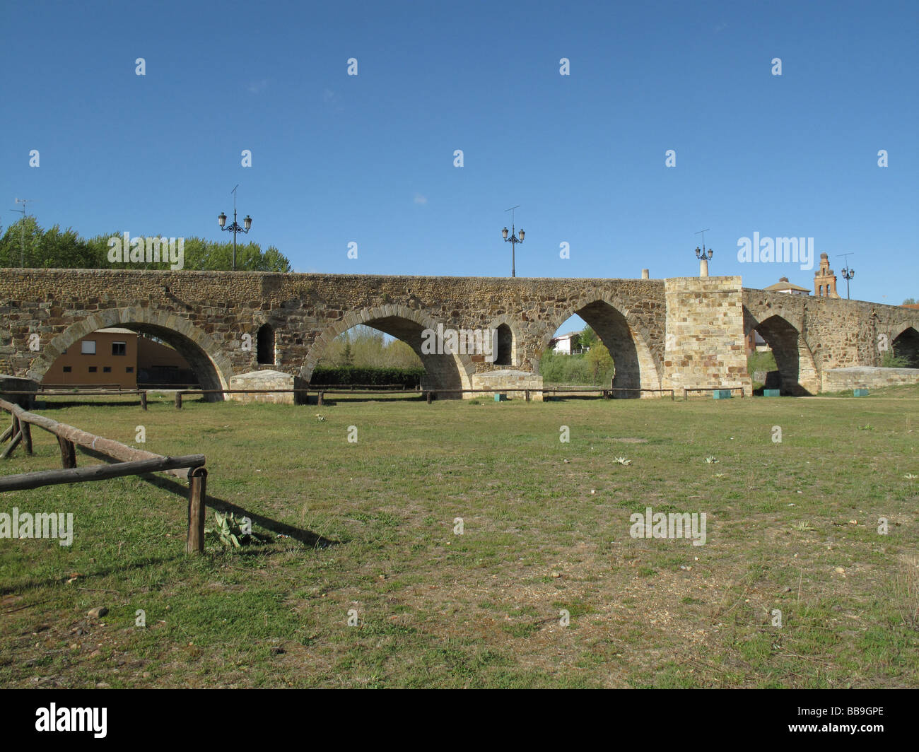 Ponte di Paso Honroso o Puente del Paso Honroso in hospital de orbigo Leon provincia Spagna Modo di St James Foto Stock