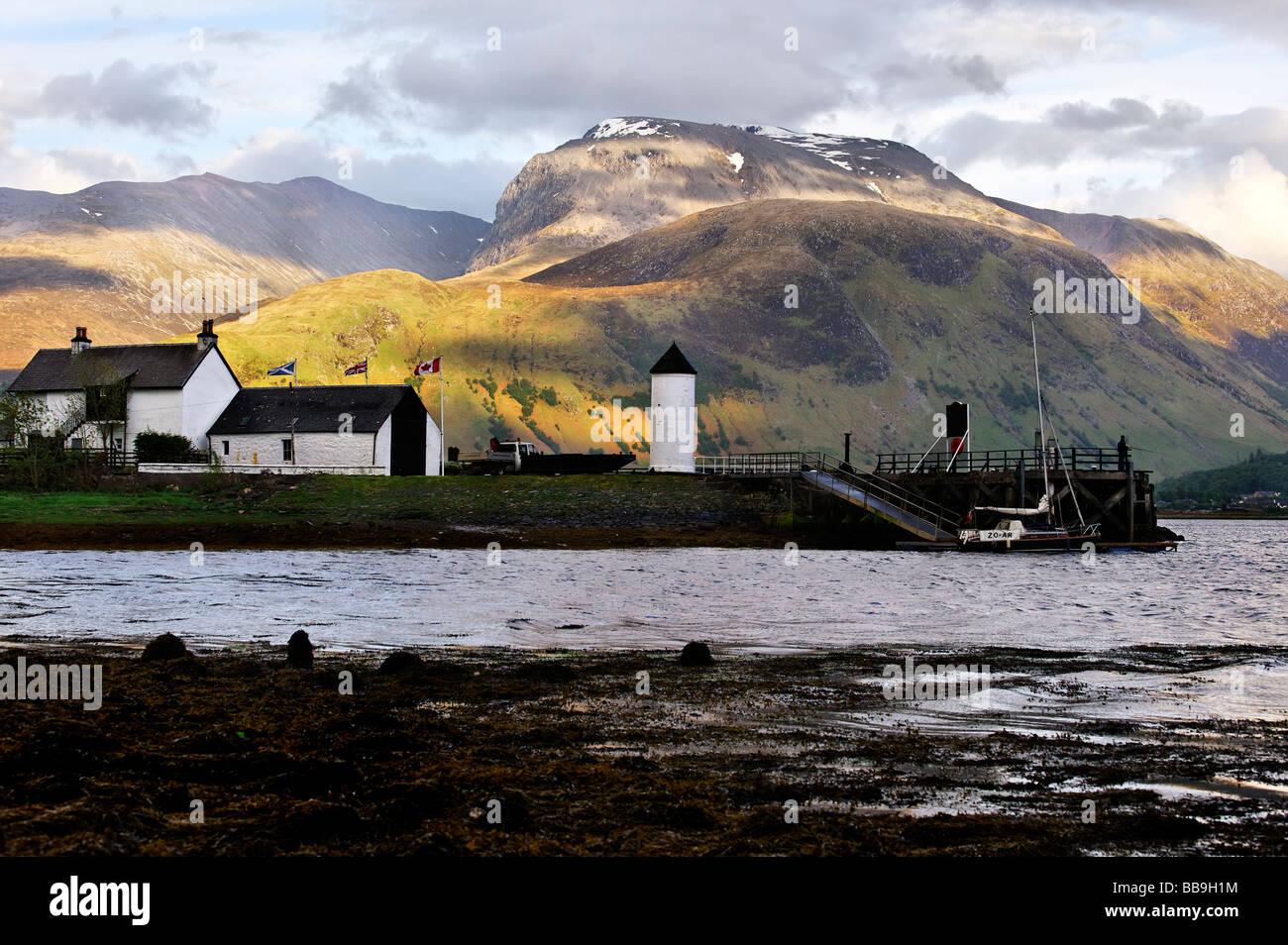 Ben Nevis e Loch Linnhe visto da Corpach nelle Highlands della Scozia Foto Stock