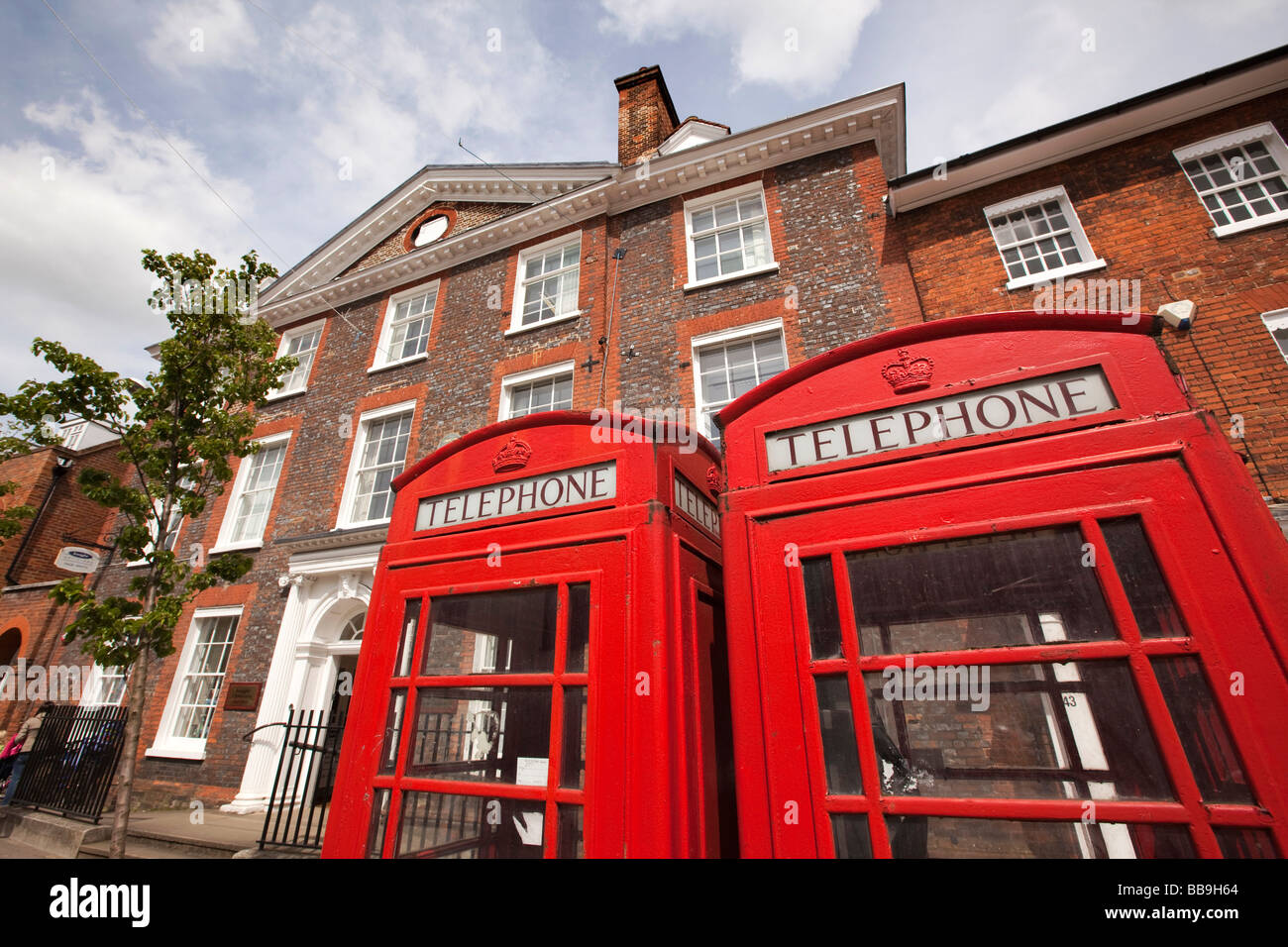 Inghilterra Buckinghamshire Marlow High Street due tradizionale rosso K6 caselle telefono Foto Stock