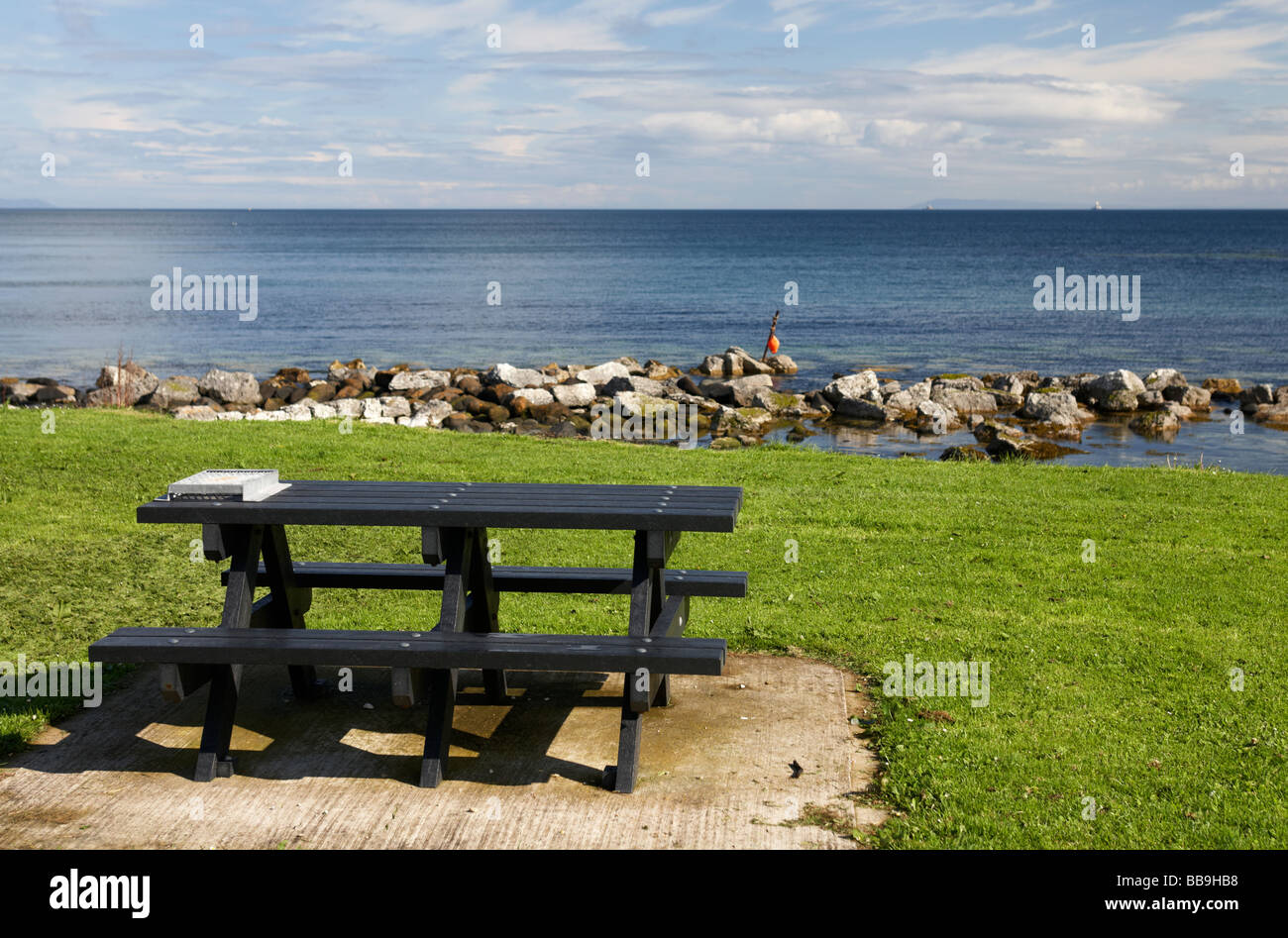 Svuotare tavolo da picnic portmuck islandmagee County Antrim Irlanda del Nord Regno Unito Foto Stock