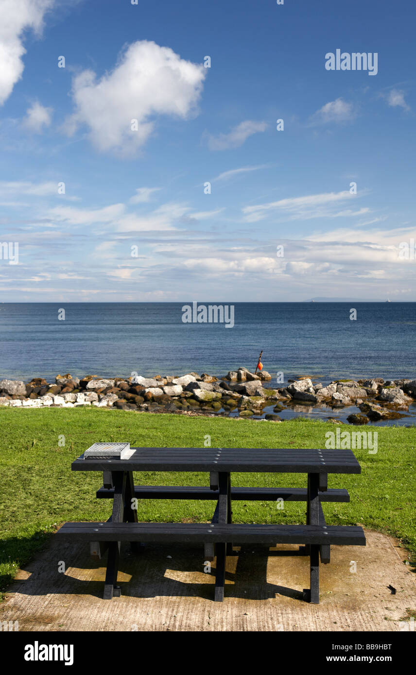 Svuotare tavolo da picnic portmuck islandmagee County Antrim Irlanda del Nord Regno Unito Foto Stock