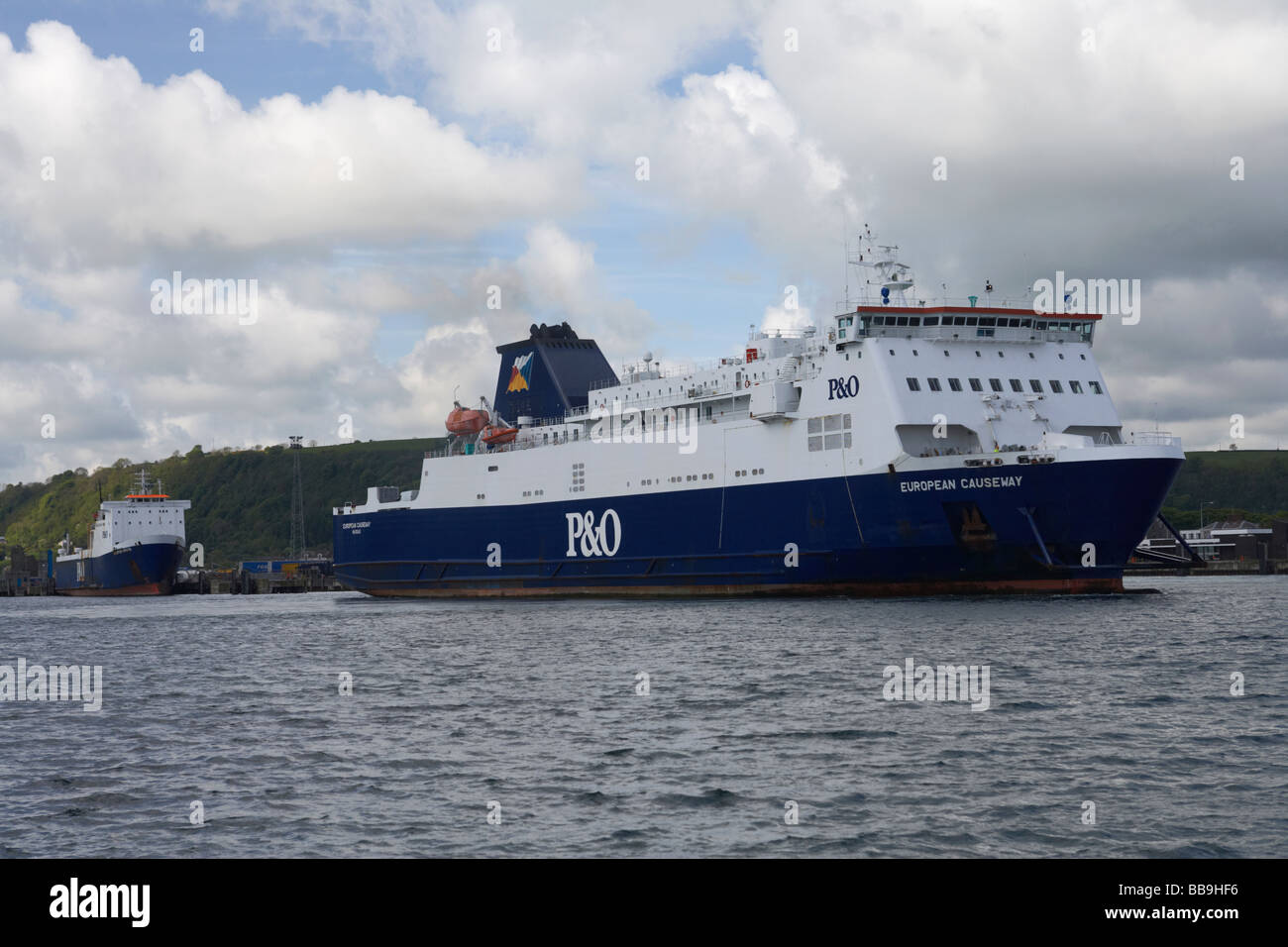 P O traghetto passeggeri sulla larne cairnryan rotta europea lascia causeway Larne Harbour con traghetto merci Foto Stock