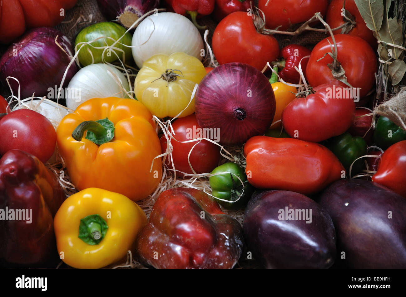 Colorate vivacemente verdura al di fuori di un negozio in Antibes sulla Costa Azzurra, Francia Foto Stock