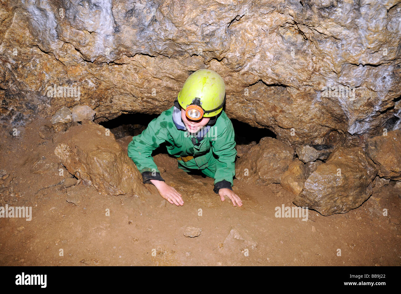 Anno di scuola 5 ragazzo su una spedizione di speleologia in miniera Moldridge, Derbyshire Peak District. Foto Stock