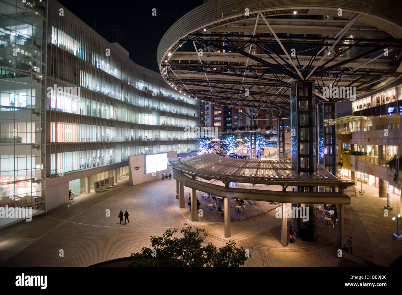 Vista esterna della TV Asahi building e Roppongi Hills Arena di notte Tokyo Giappone Foto Stock