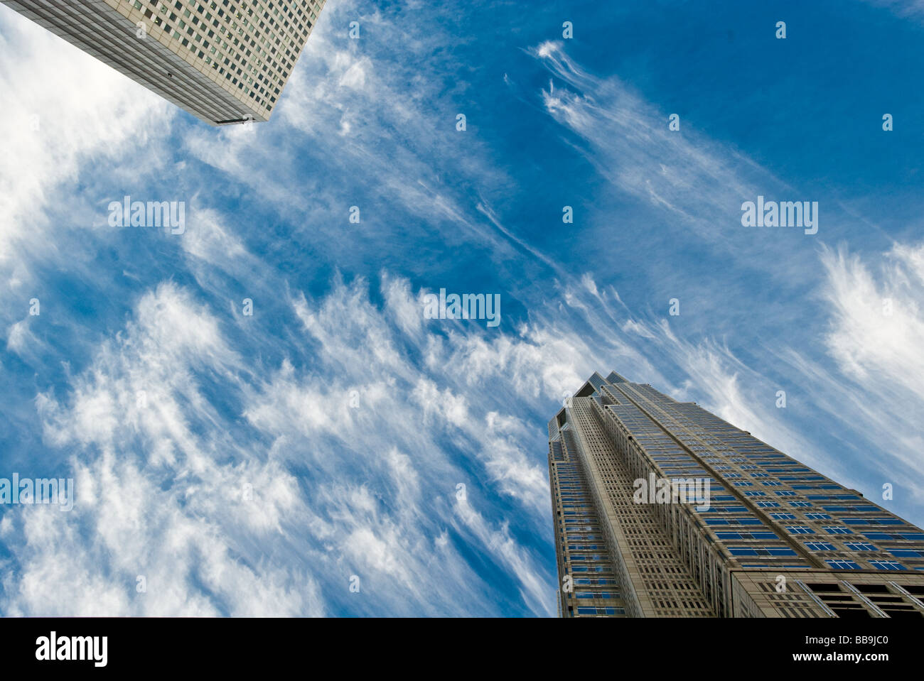 Verso l'alto vista dei grattacieli e modello di cloud quartiere di Shinjuku Tokyo Giappone Foto Stock