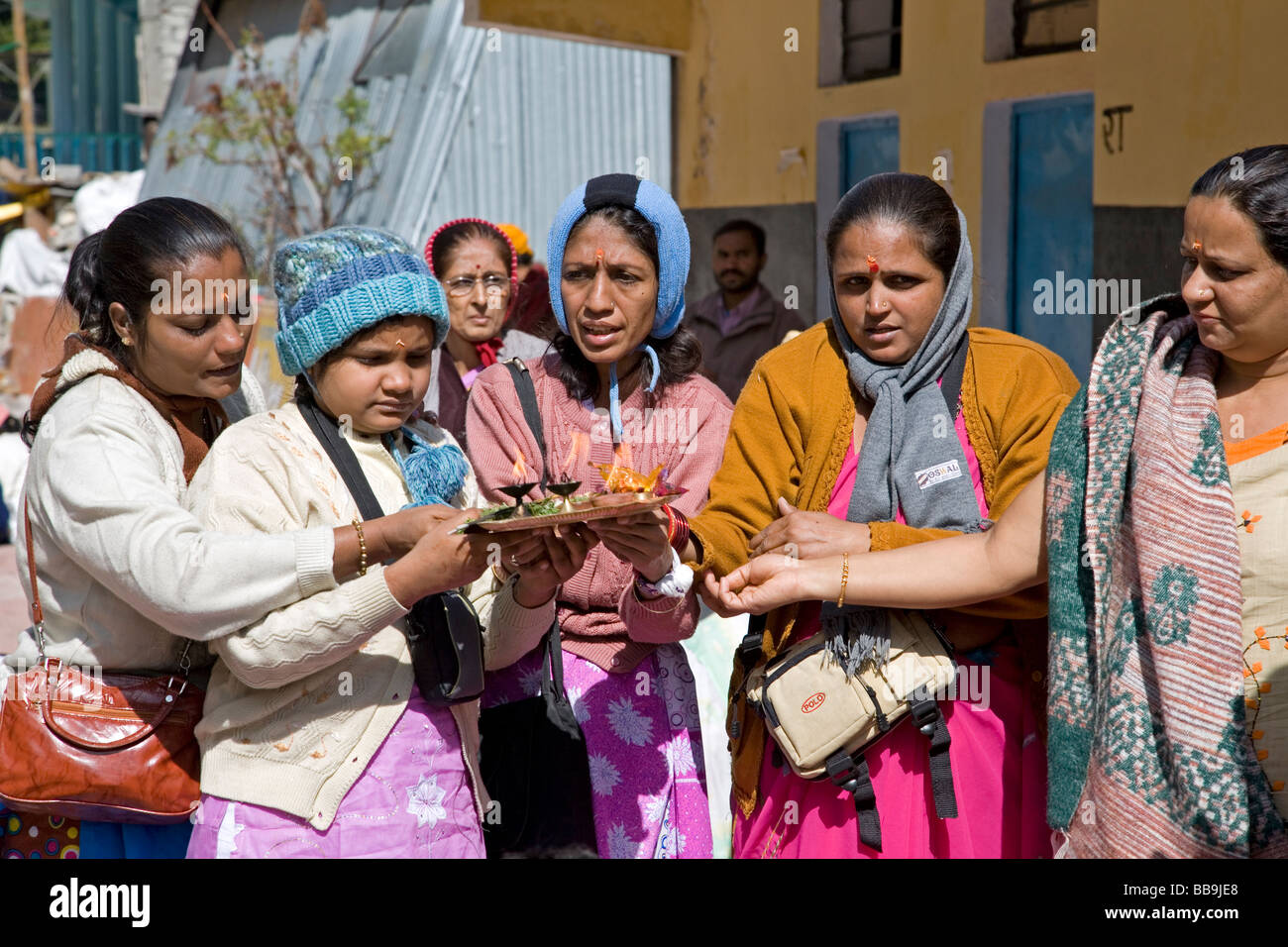 Donne che fanno una puja cerimonia. Gangotri. Uttarakhand. India Foto Stock