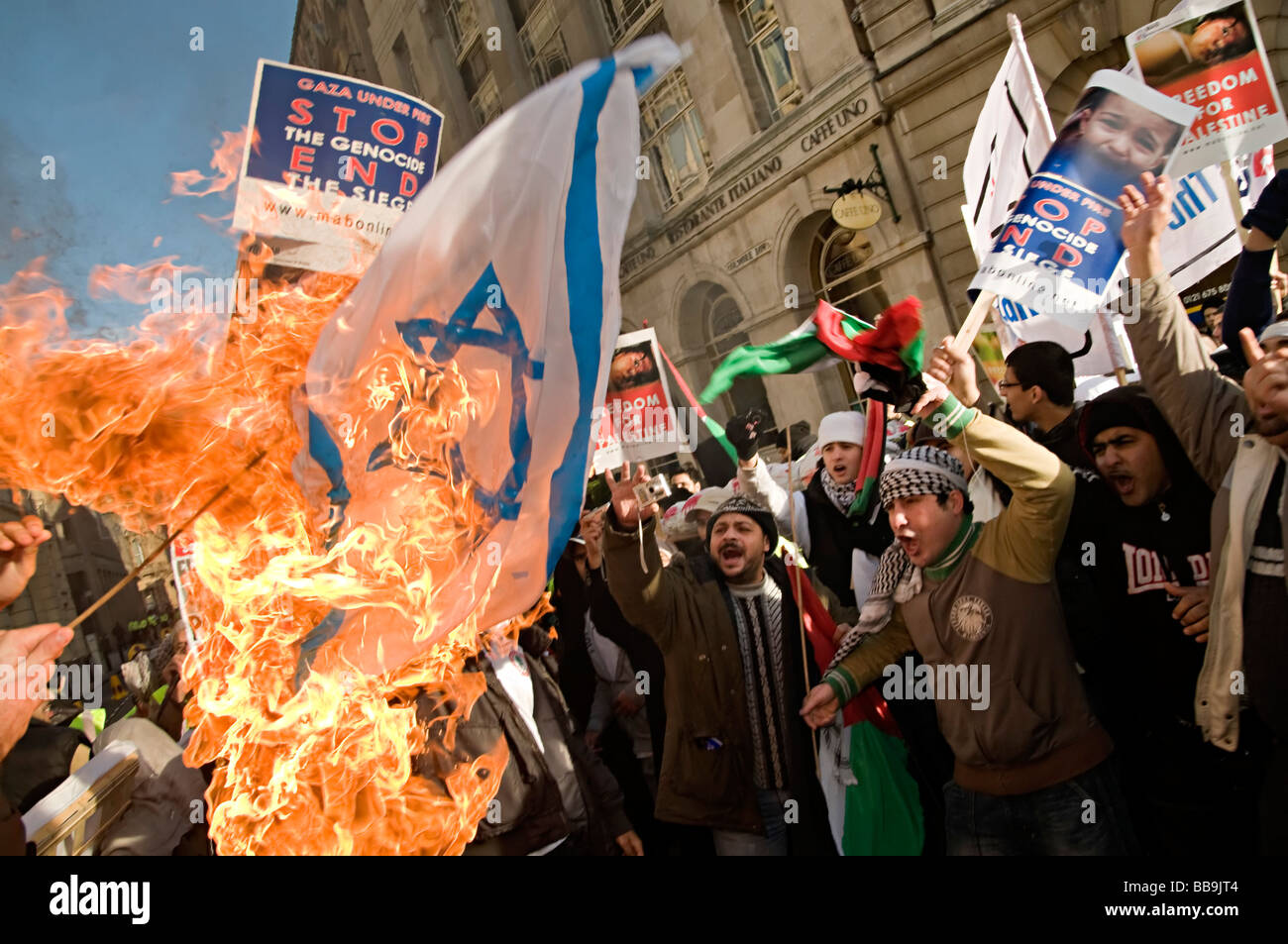 Bandiera israeliana nella Striscia di Gaza di masterizzazione protesta birmingham 2009 Foto Stock