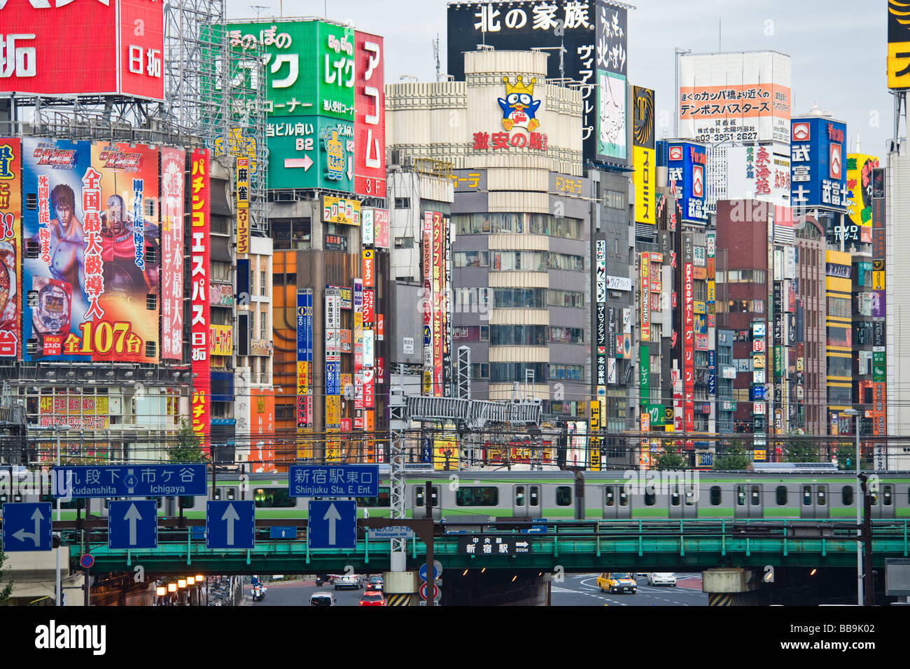Scena di strada di edifici e digital signage nella zona di Kabukicho quartiere di Shinjuku Tokyo Giappone Foto Stock