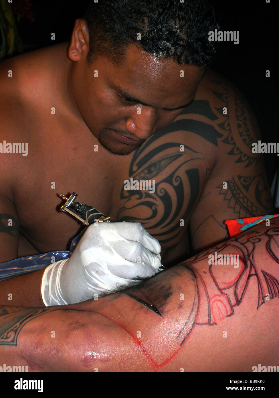 Tradizionale tatuaggio Polinesiano utilizzando metodi moderni, Tahiti, Polinesia francese. No signor Foto Stock