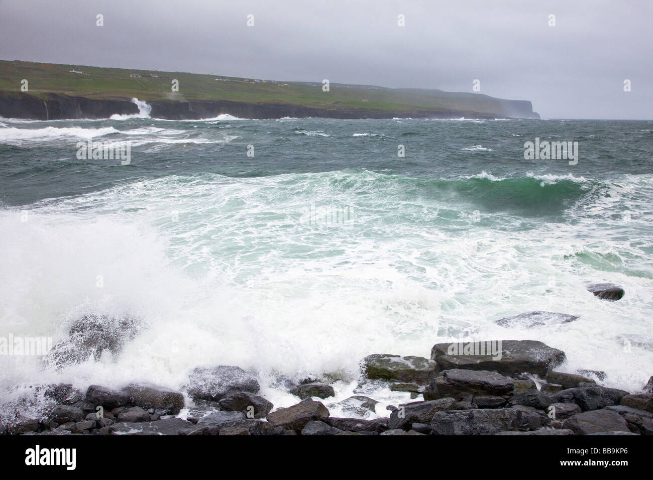 Atlantic tempeste in Doolin County Co Clare Irlanda Irlanda Repubblica Irlandese Foto Stock