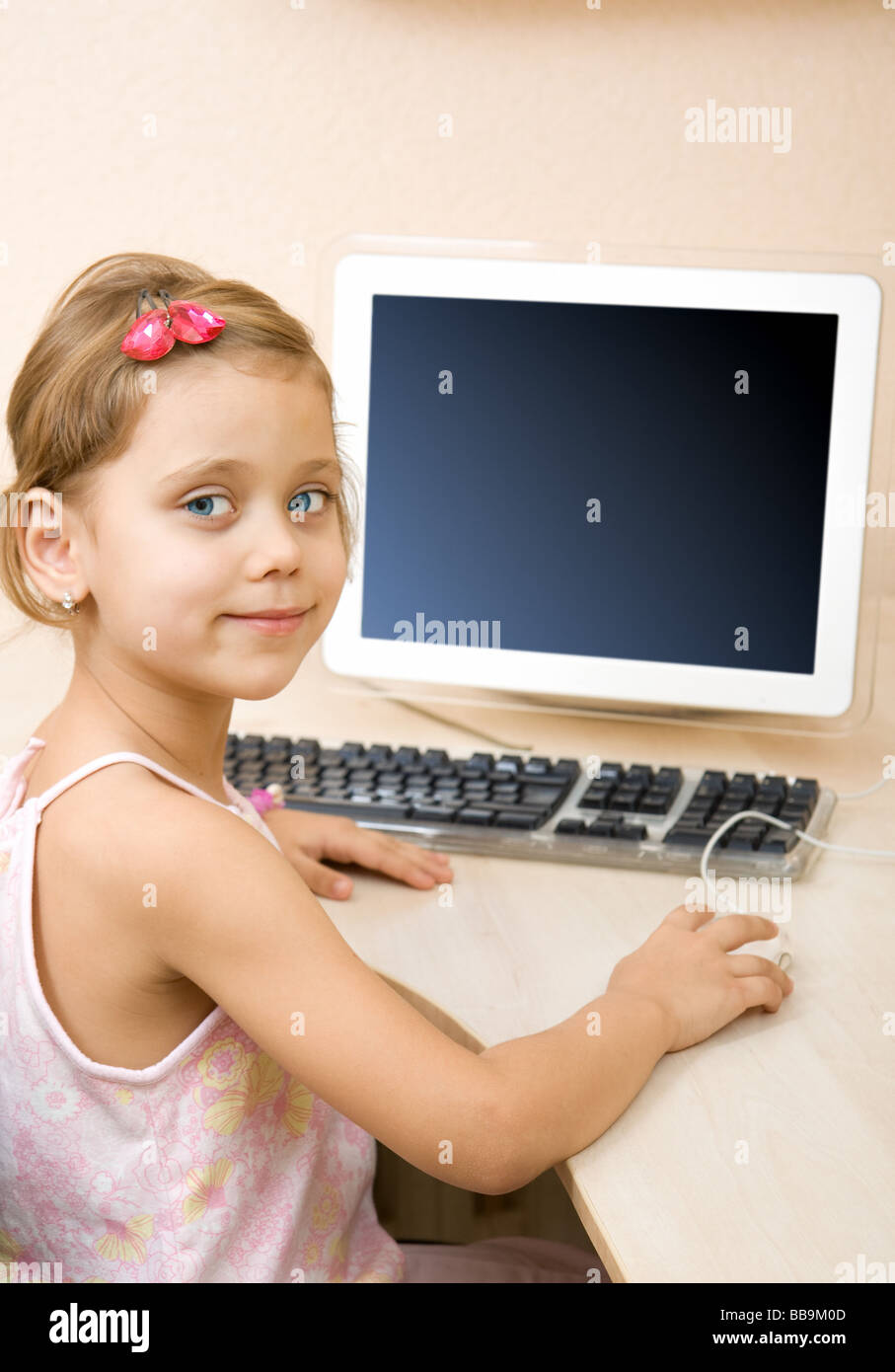 Bambina disegna al computer di casa Foto Stock