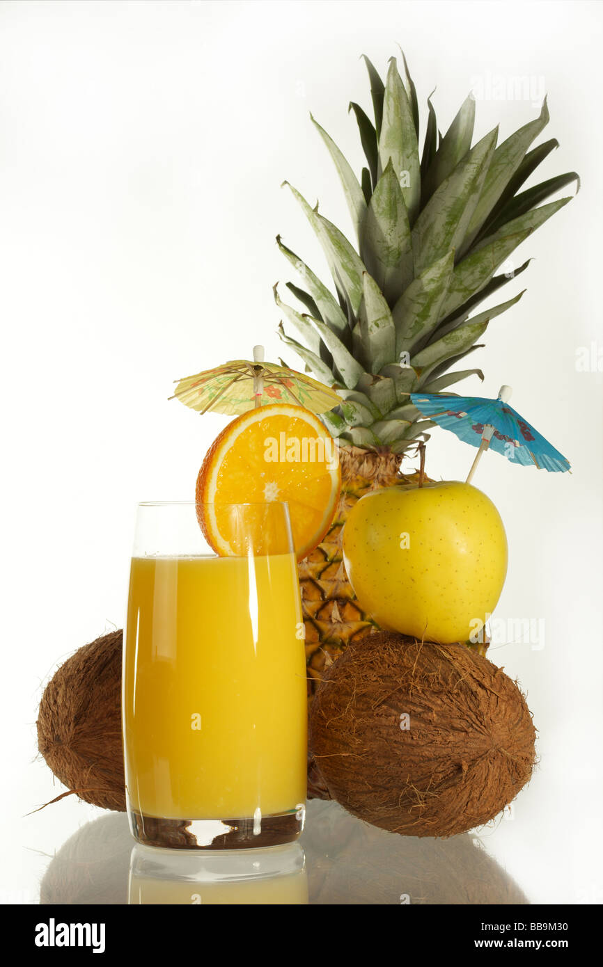 Succo di frutta fresco da un arancio e ananas maturo su sfondo bianco Foto Stock