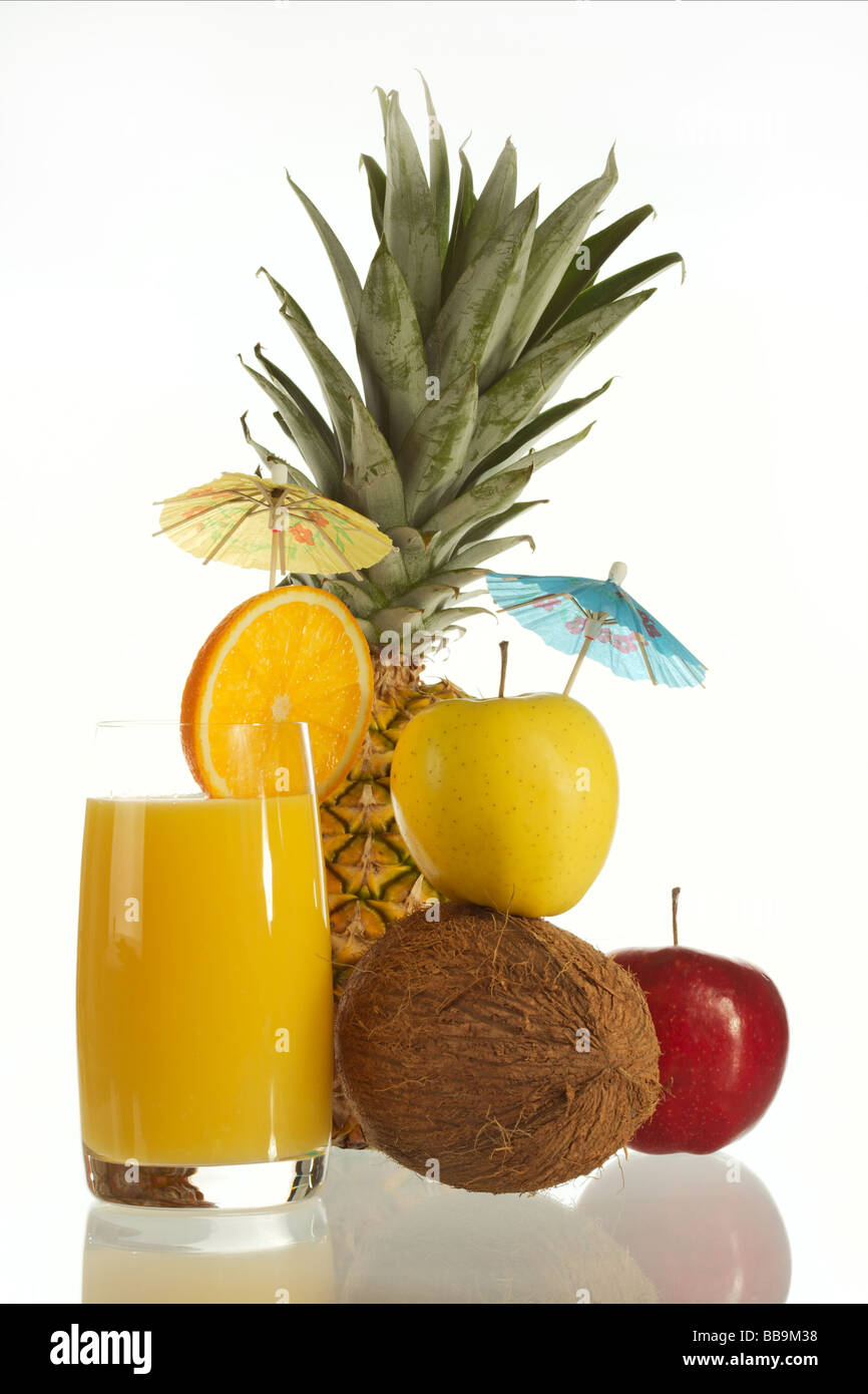 Succo di frutta fresco da un arancio e ananas maturo su sfondo bianco Foto Stock