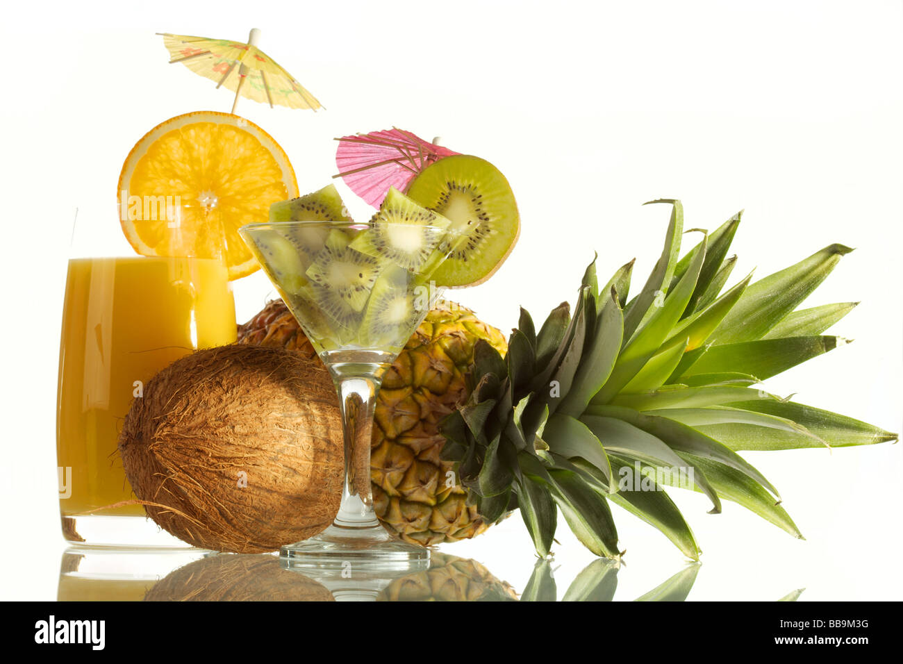 Succo di frutta fresco da un arancio e ananas maturo su sfondo bianco Foto Stock