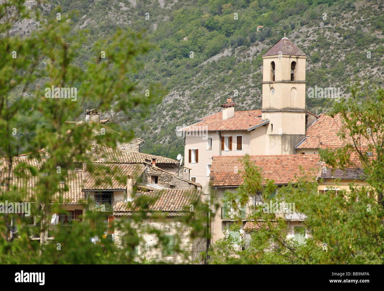 La chiesa del villaggio di montagna di Marie sur Tinee nelle Alpes Maritimes, Francia Foto Stock