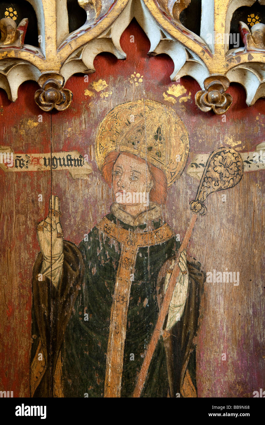 Norfolk East Ruston Saint Marys chiesa ridondante scolpito medievale rood screen sant Agostino pannello Foto Stock