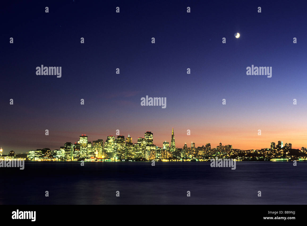 Skyline di San Francisco al tramonto con una Luna crescente, Treasure Island CA Foto Stock
