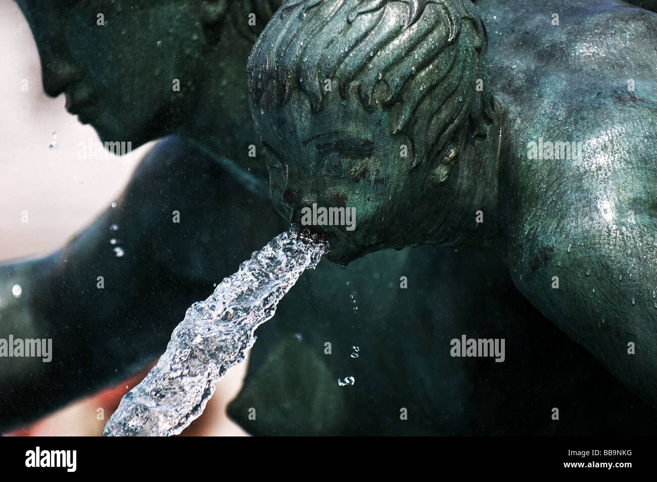 Versare acqua da una statua in Trafalgar Square a Londra. Foto di Gordon Scammell Foto Stock