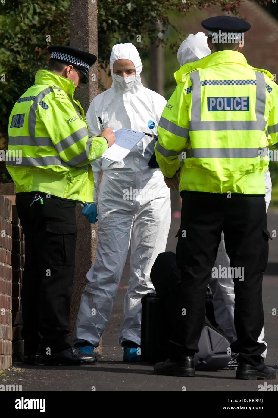 Forensic ufficiali dall'Hertfordshire e Bedforshire Forensic unità specializzate giungono sulla scena di un omicidio triplo Foto Stock