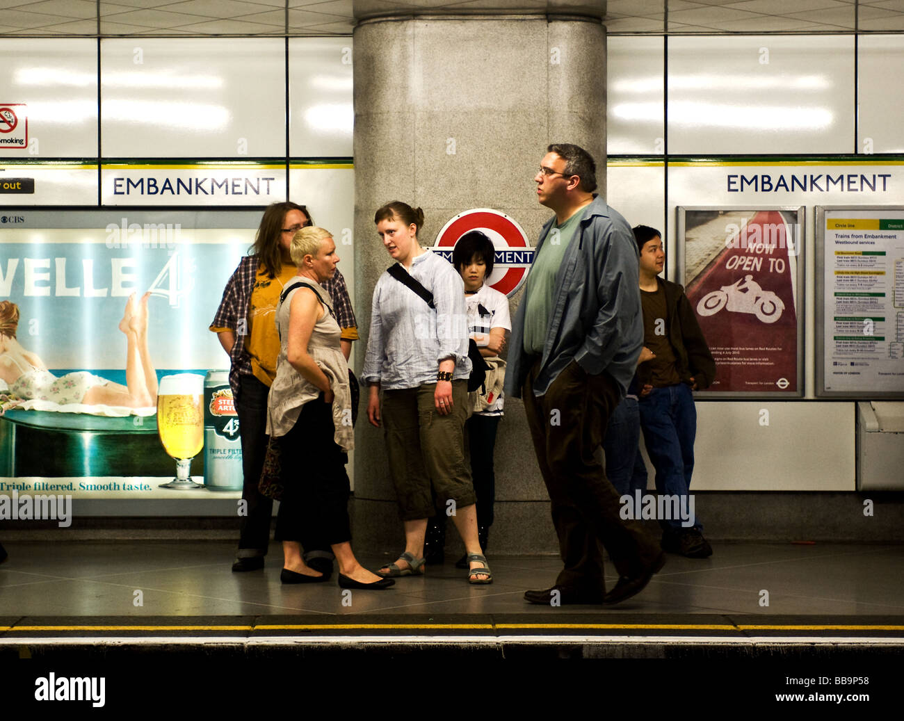 Pendolari in piedi sul terrapieno la stazione della metropolitana di Londra. Foto di Gordon Scammell Foto Stock