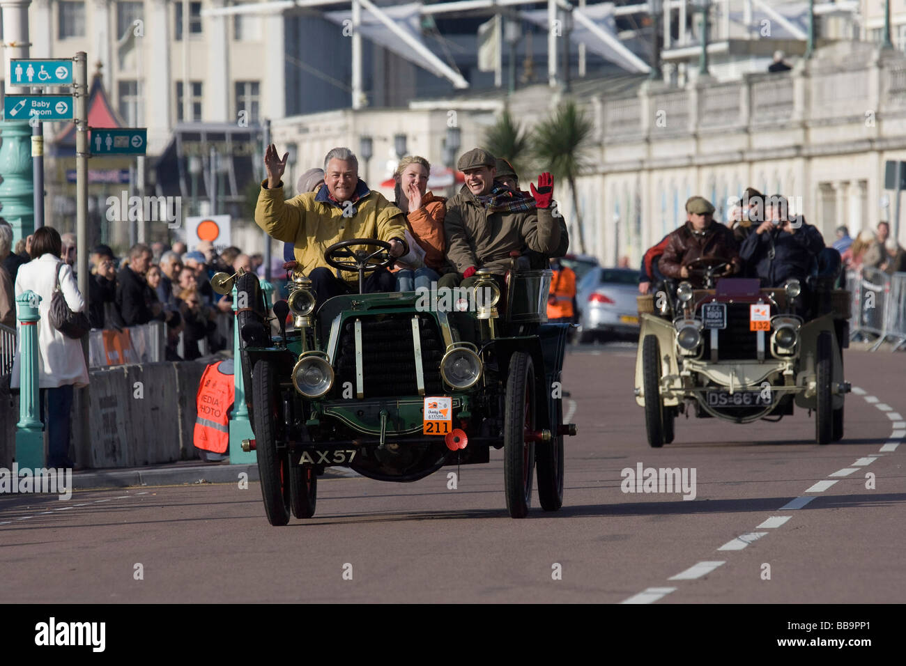 I partecipanti in Londra a Brighton vintage car gara in prossimità del traguardo sul lungomare di Brighton Foto Stock