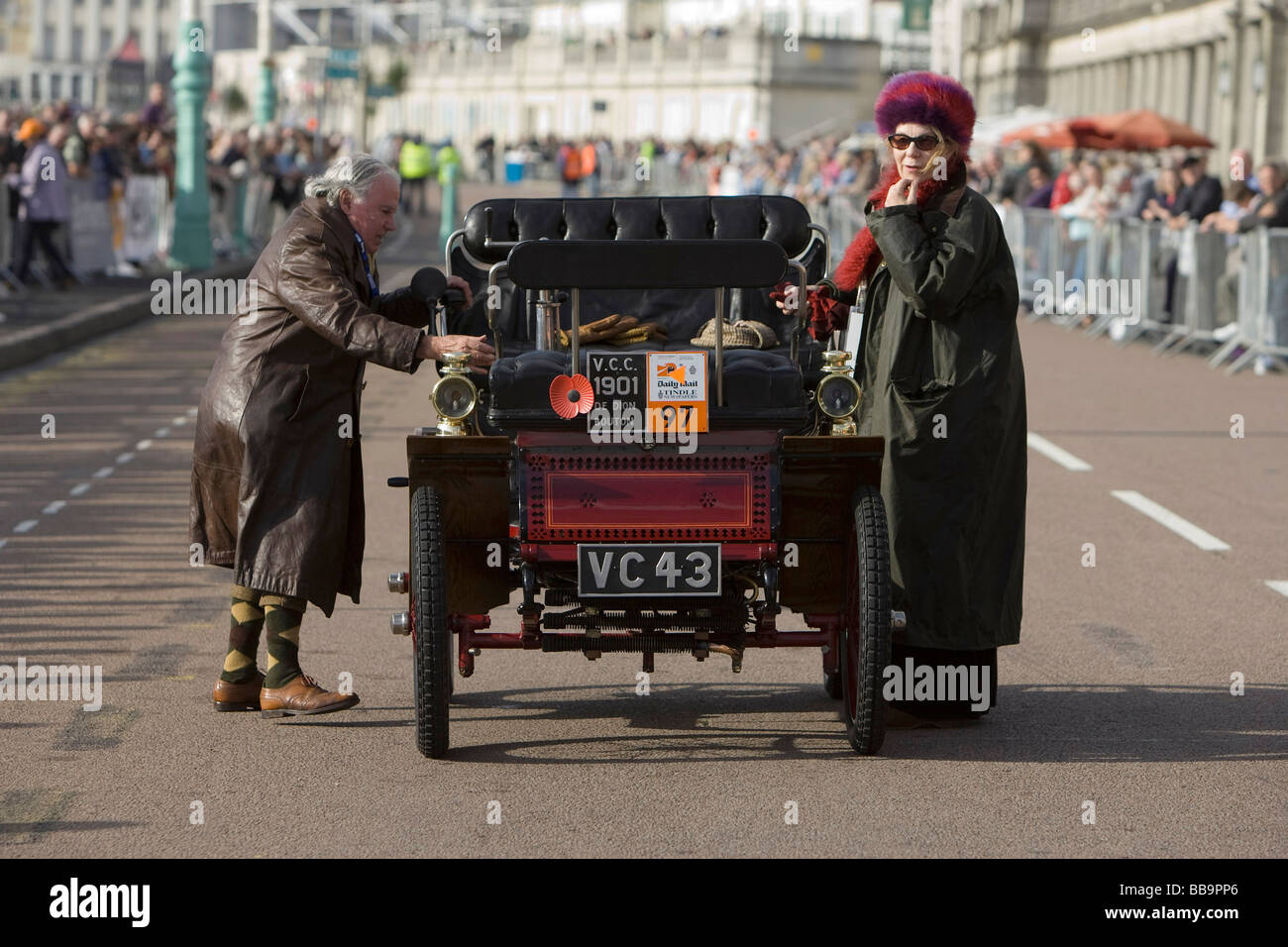 I partecipanti in Londra a Brighton vintage car gara in prossimità del traguardo sul lungomare di Brighton Foto Stock
