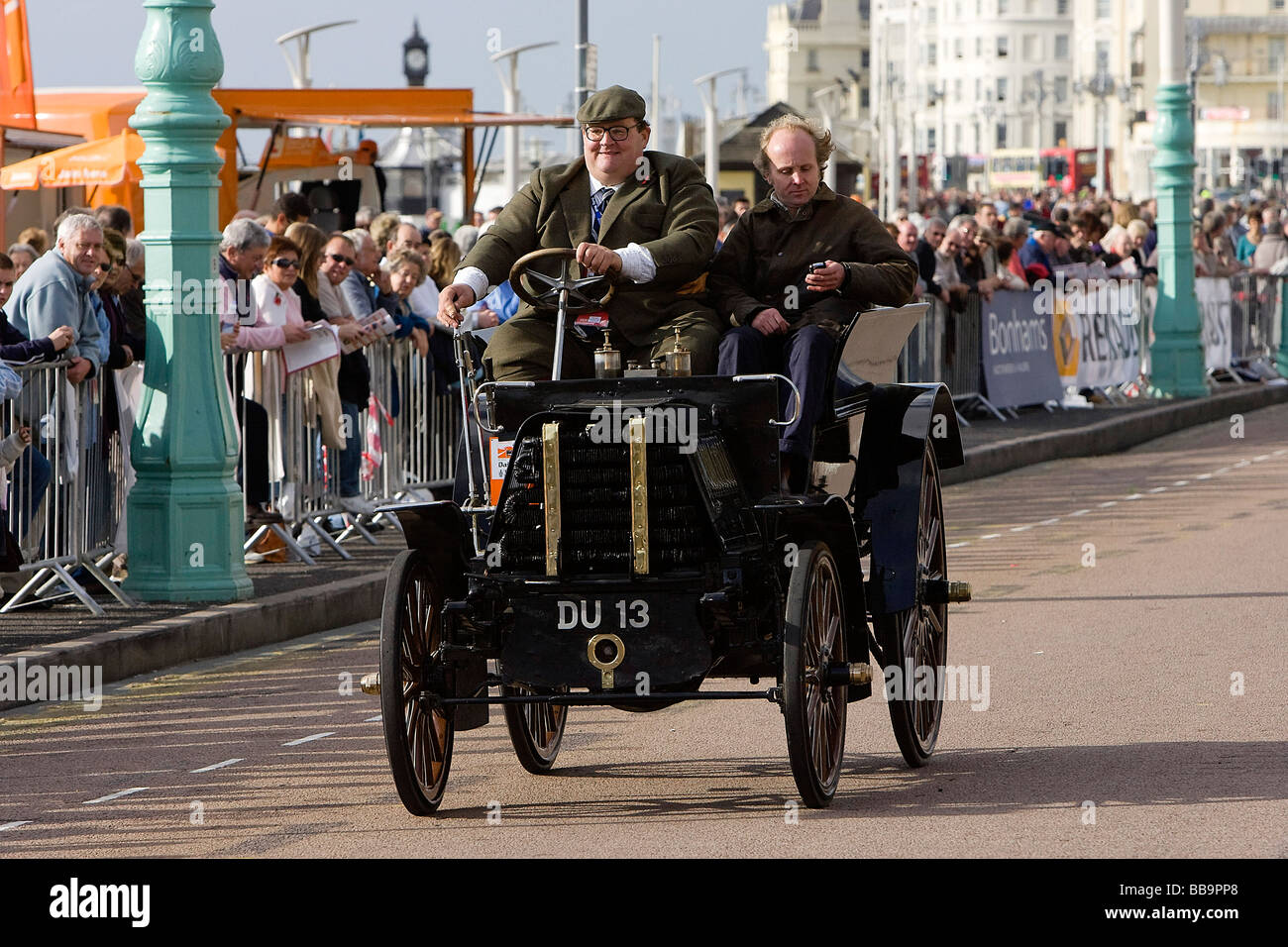 I partecipanti in Londra a Brighton vintage car gara in prossimità del traguardo sul lungomare di Brighton Foto Stock