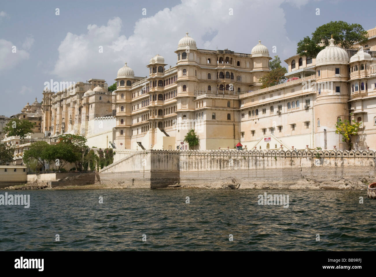 India Rajasthan Udaipur un giro della barca nel lago Pichola il palazzo della città Foto Stock