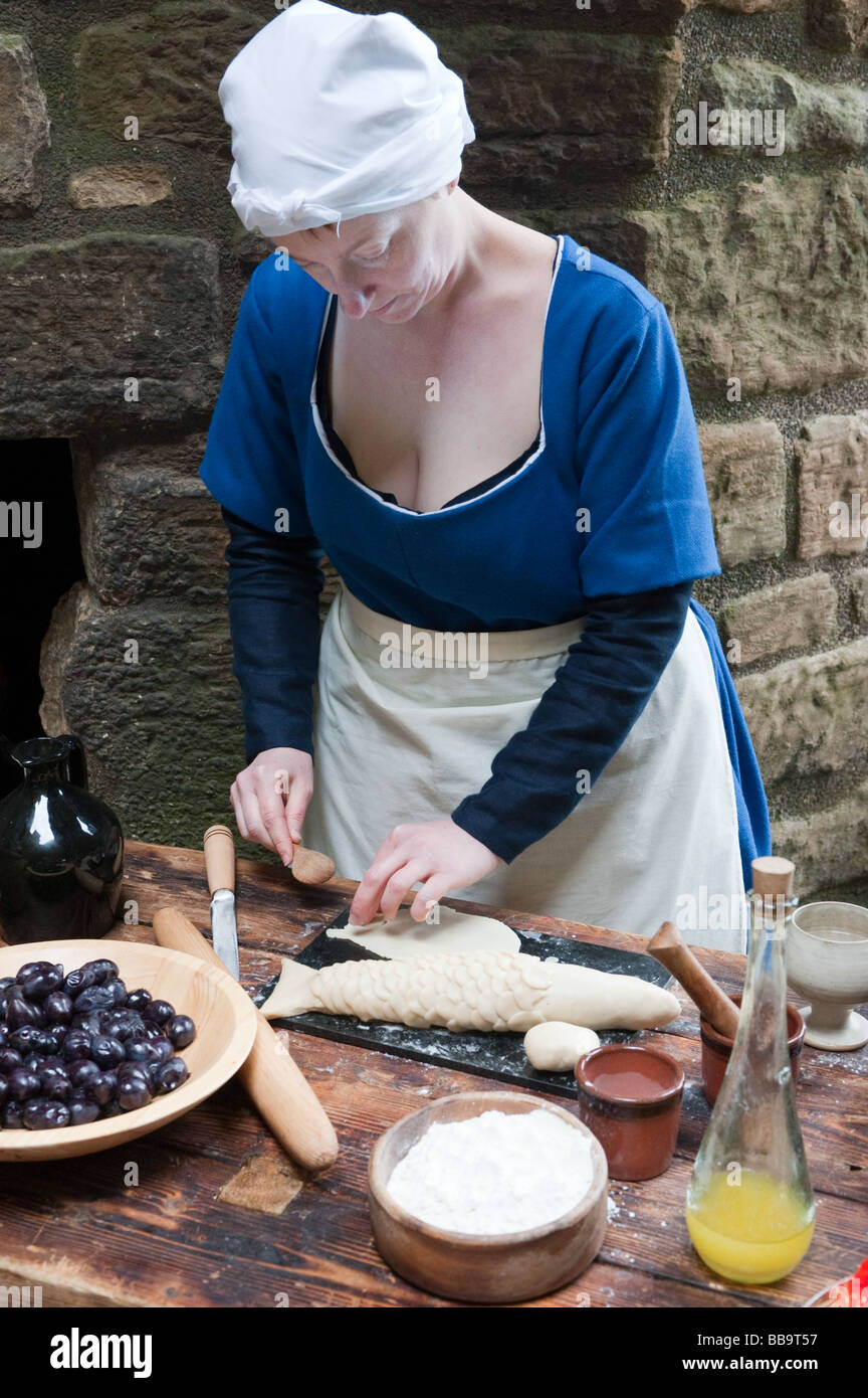 Preparazione di un banchetto medievale a Linlithgow Palace, Scozia Foto Stock