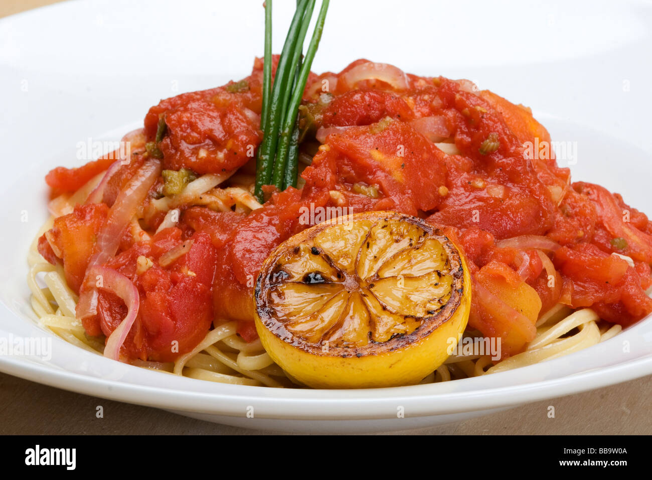 Piastra di appetitosi linguini con salsa di pomodoro Foto Stock