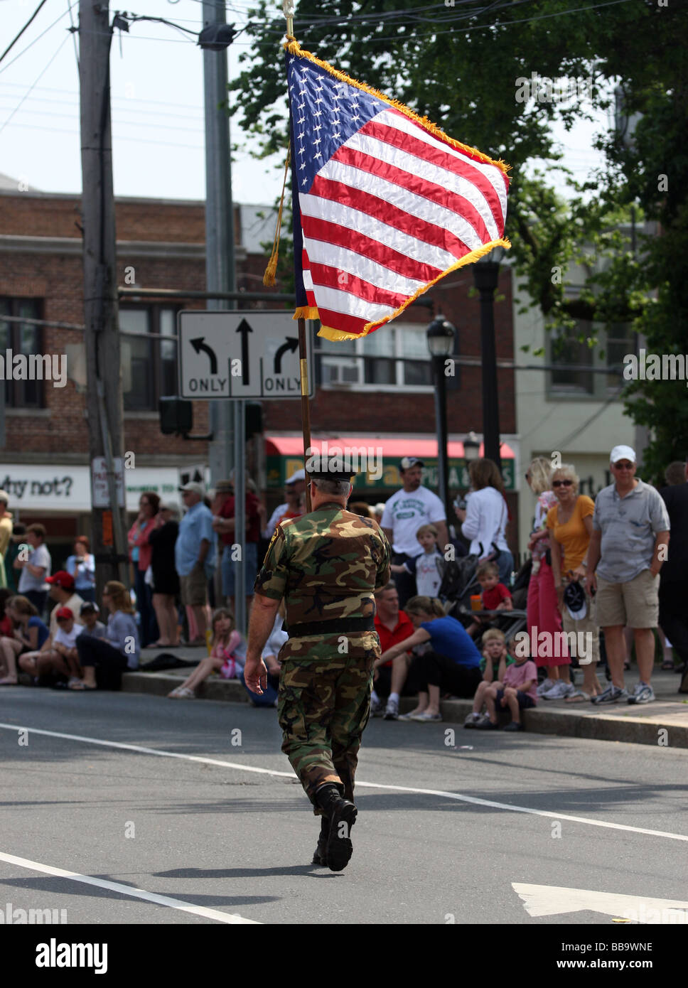 Un veterano del Vietnam detengono un flag di noi nel giorno memoriale della parata in Milford CT STATI UNITI D'AMERICA Foto Stock