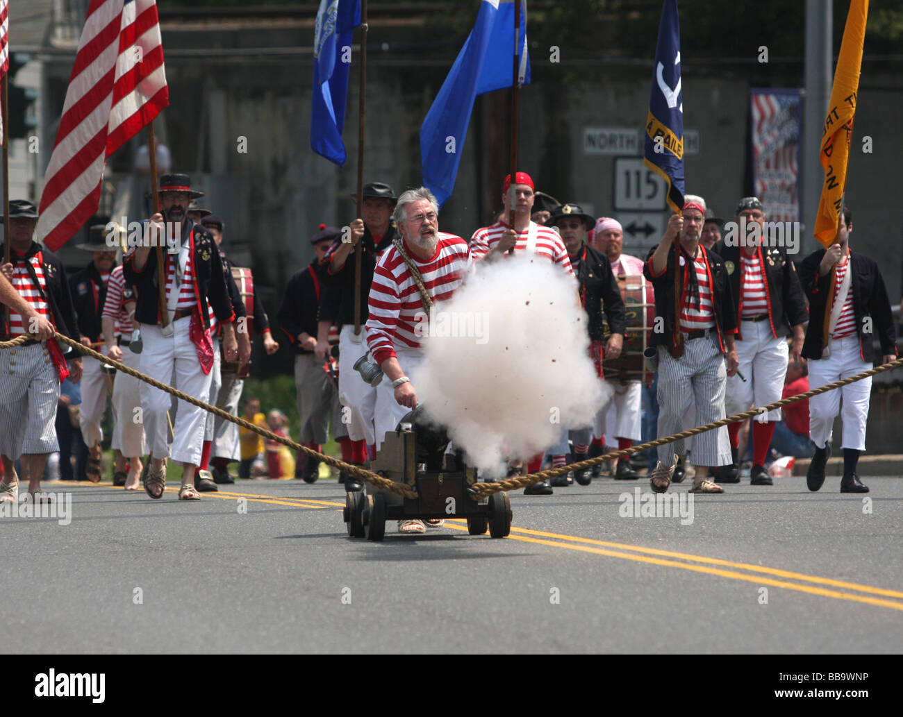 Gli antichi naviganti Fife e tamburo band marzo nel giorno memoriale della parata di Seymour CT STATI UNITI D'AMERICA Foto Stock