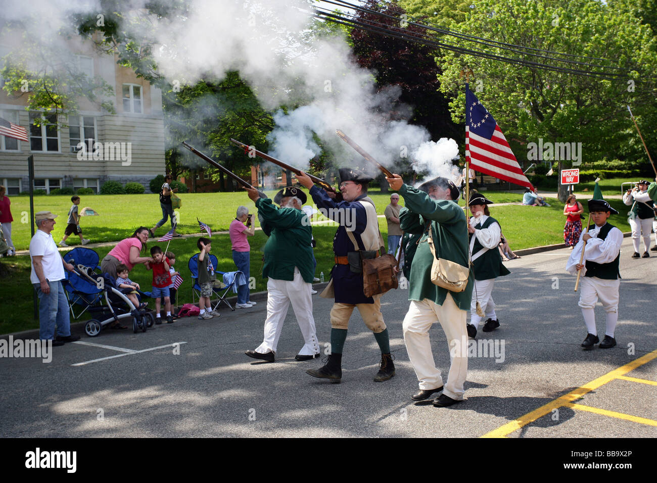 Minutemen coloniale di sparare i loro moschetti come essi marzo in un giorno memoriale della parata in Milford CT STATI UNITI D'AMERICA Foto Stock