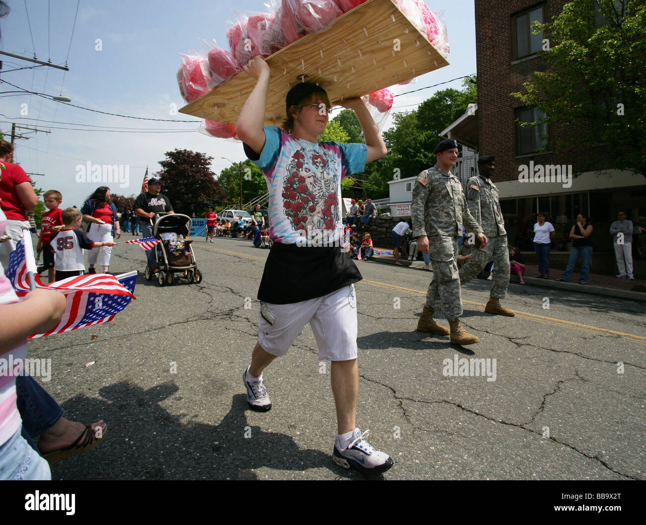 Una caramella di cotone venditore passeggiate lungo durante un giorno memoriale della parata di Seymour CT STATI UNITI D'AMERICA. Tipico americano estate parade scena. Foto Stock
