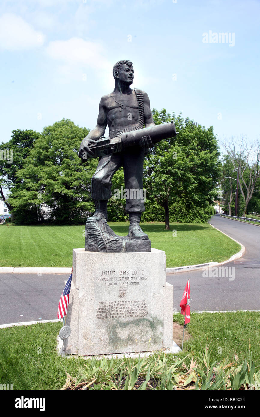 Statua di bronzo di Gunnery Sergente John Basilone, american eroe di guerra, guerra mondiale 2 guerra mondiale II USMC, Marines americani mitragliatrice Foto Stock