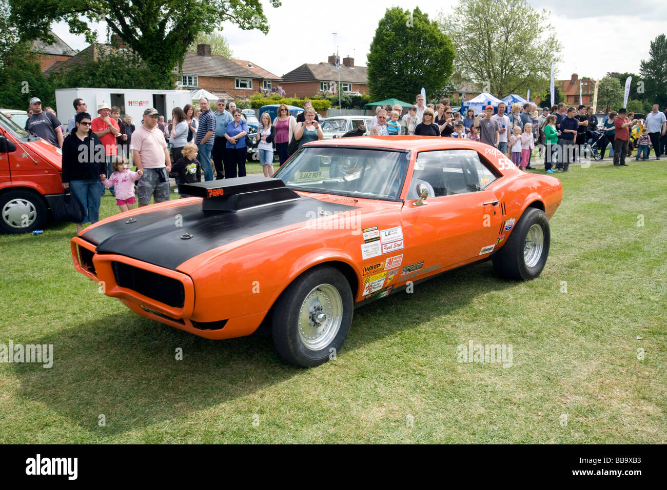 Le persone che ricercano dragster vetture a Wallingford classico auto da rally, Oxfordshire, Regno Unito Foto Stock