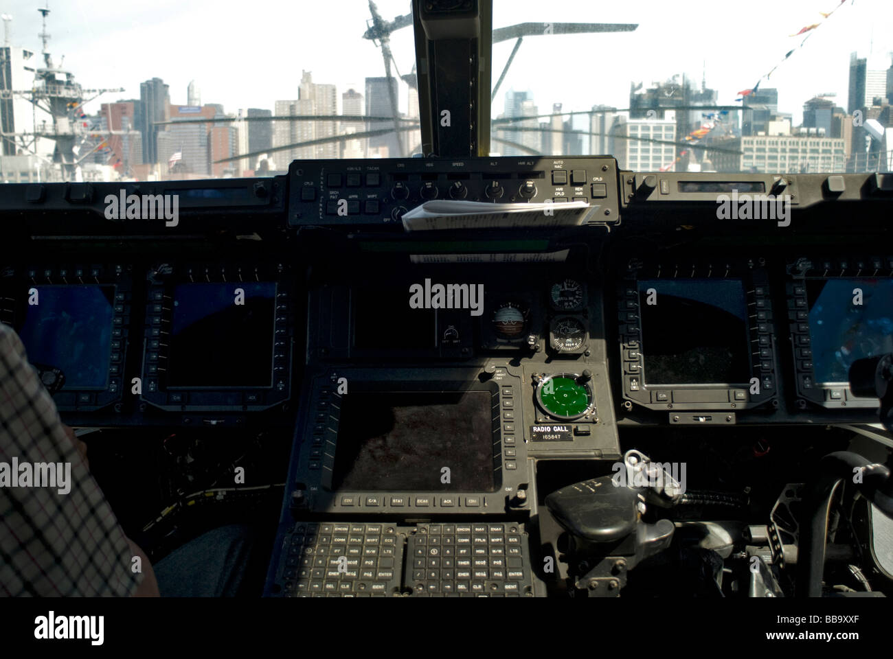 Multi-funzione visualizza all'interno di Stati Uniti Marines Bell-Boeing Osprey V-22 aeromobile a bordo della USS Iwo Jima ancorata in New York City. © Craig M. Eisenberg Foto Stock