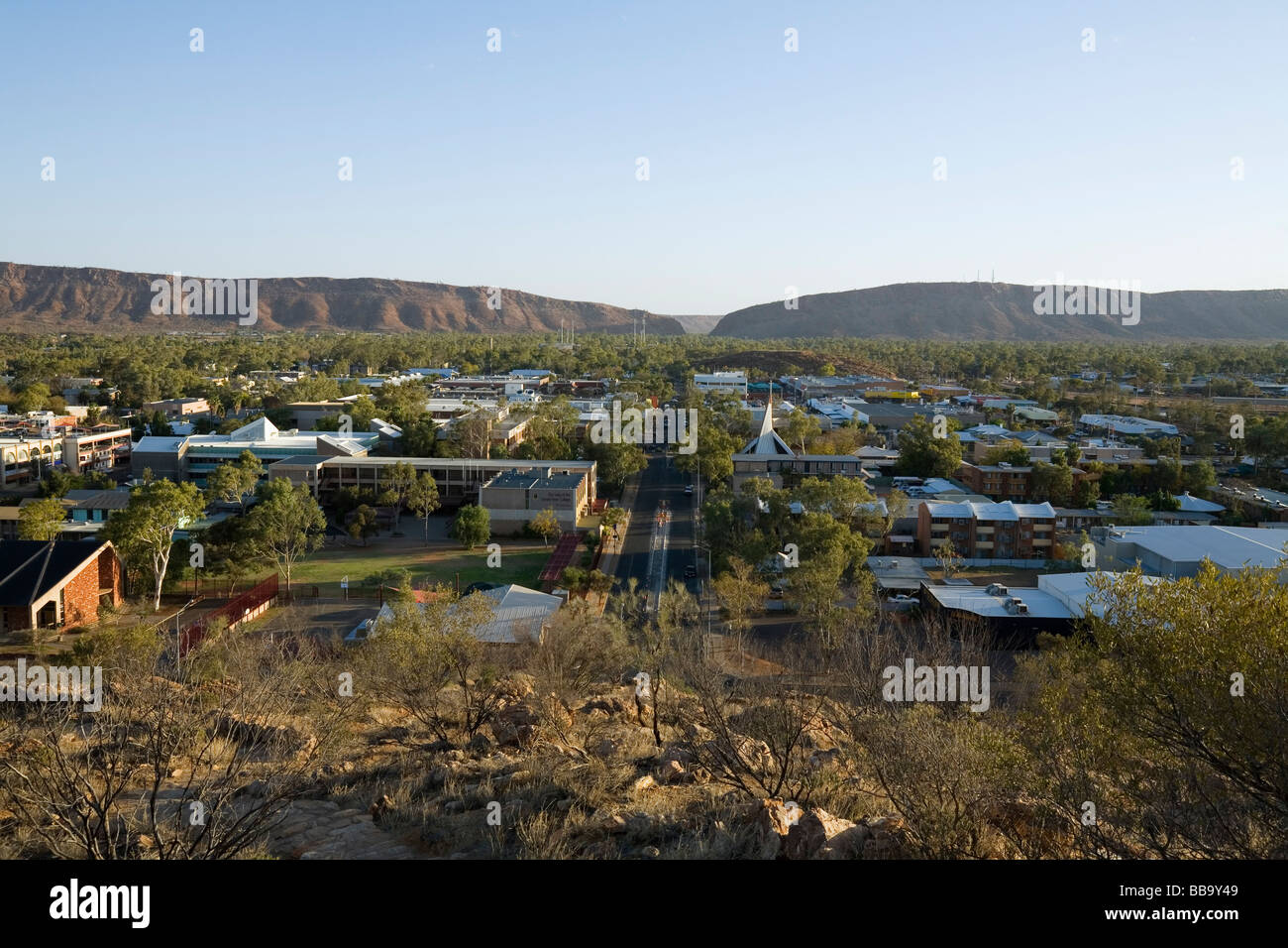 Vista sulla città outback ad Alice Springs da Anzac Hill. Alice Springs, Territorio del Nord, l'AUSTRALIA Foto Stock