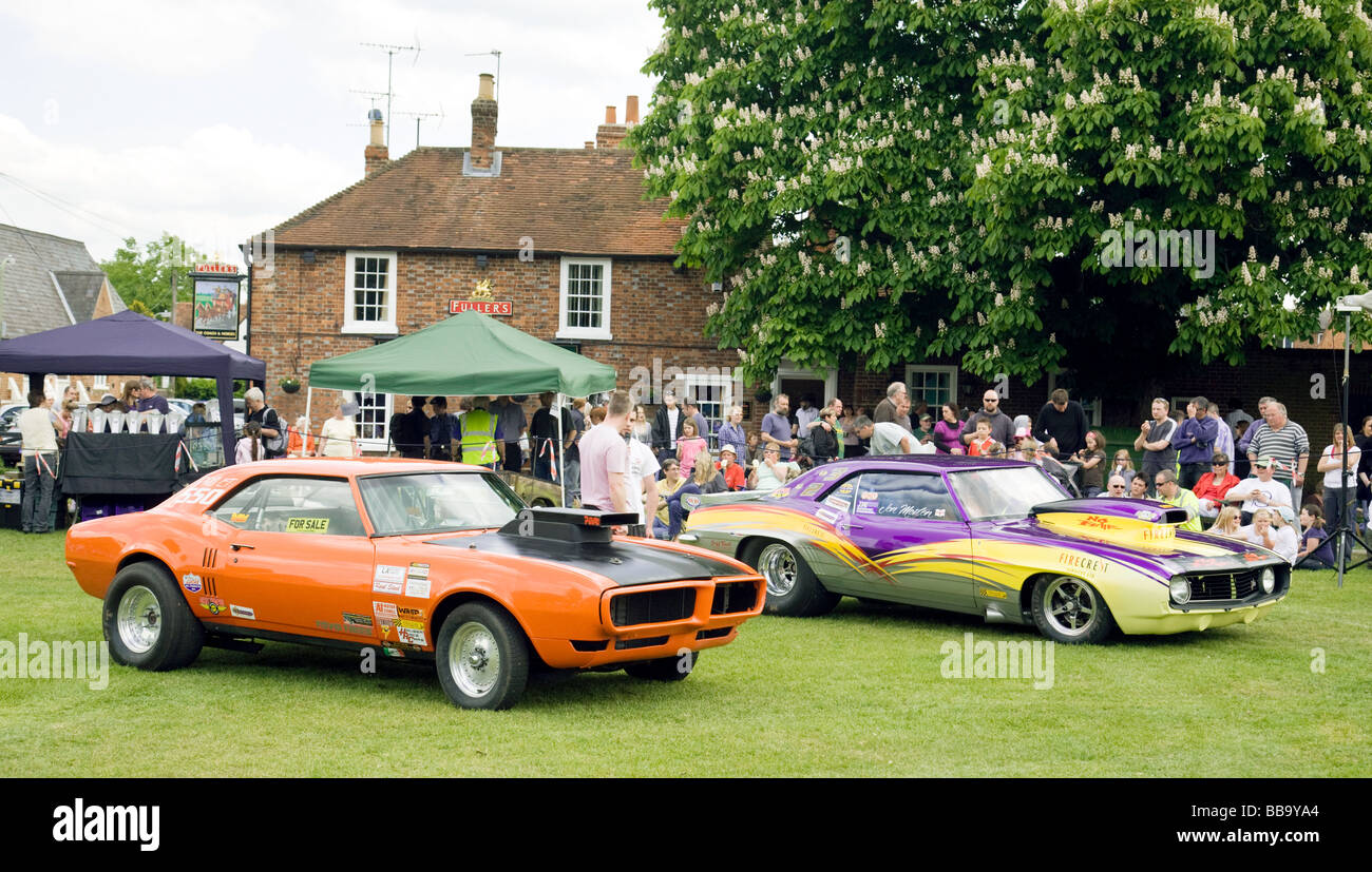 Le persone che ricercano dragster vetture a Wallingford classico auto da rally, Oxfordshire, Regno Unito Foto Stock