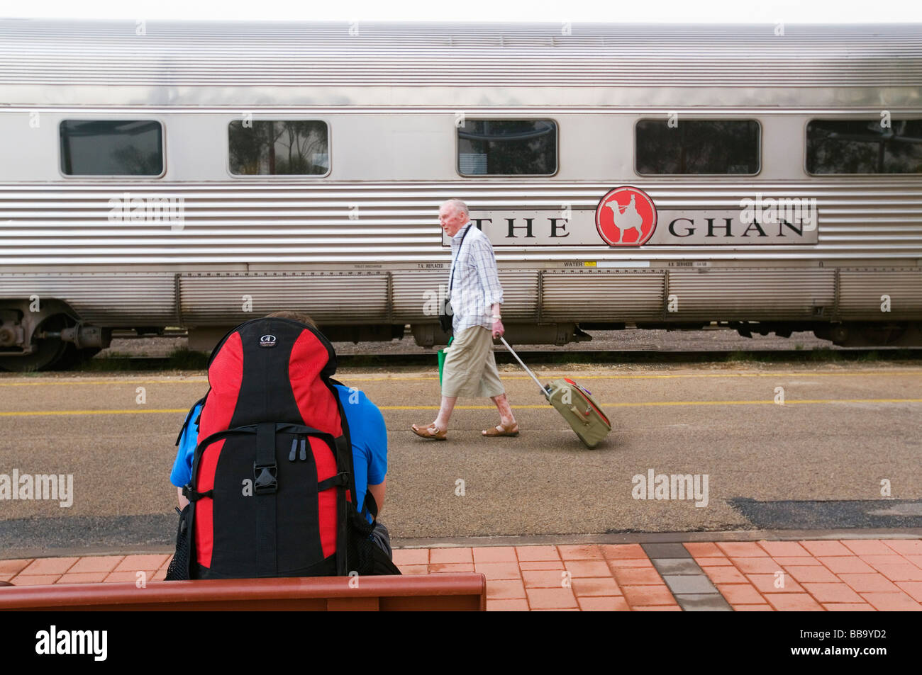 I passeggeri a bordo del treno Ghan ad Alice Springs station. Alice Springs, Territorio del Nord, l'AUSTRALIA Foto Stock