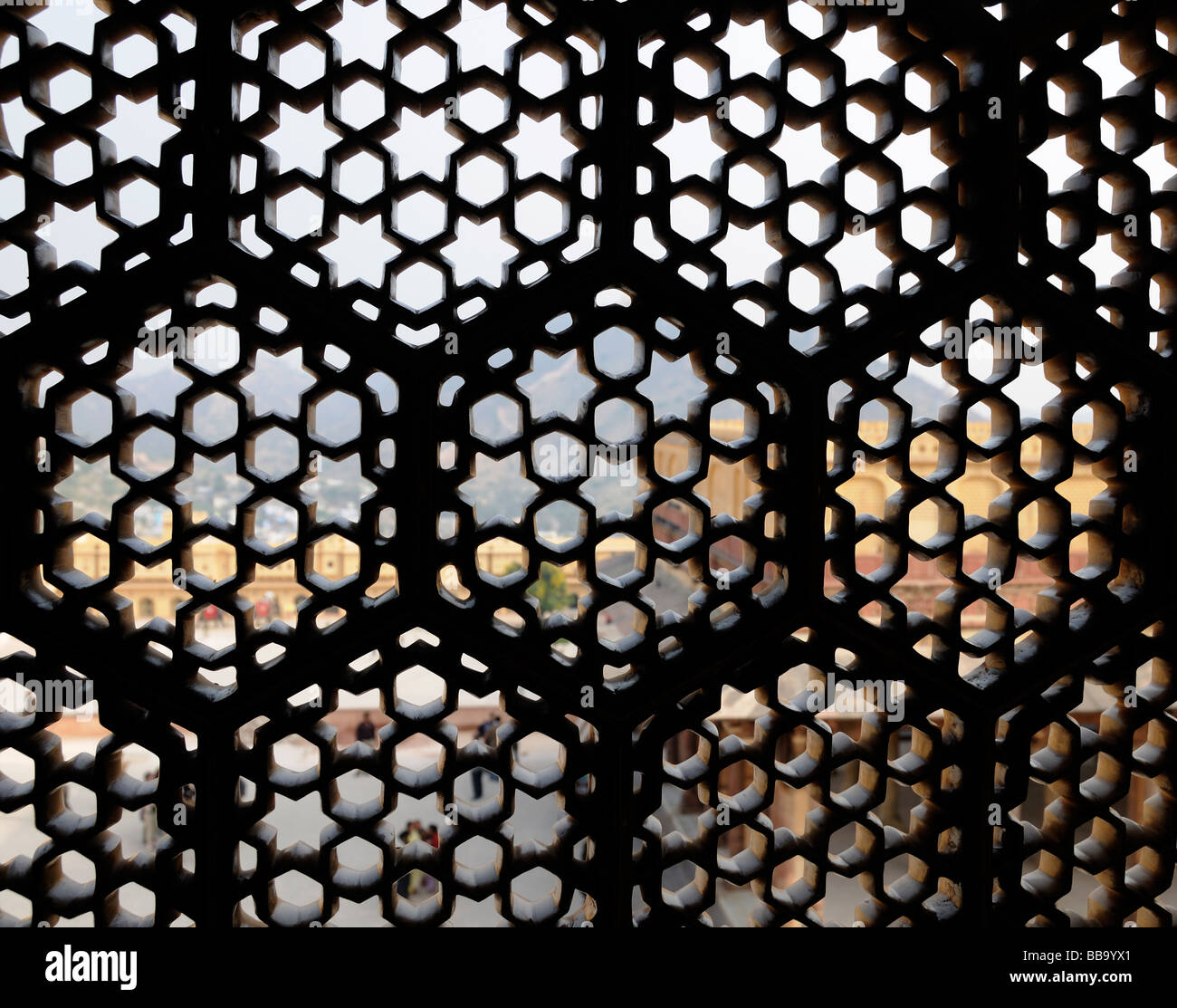 Un marmo finestra schermo forato con esagoni e sei stelle appuntita. Forte Amber. Ambra, Jaipur, Rajasthan, la Repubblica dell' India. Foto Stock