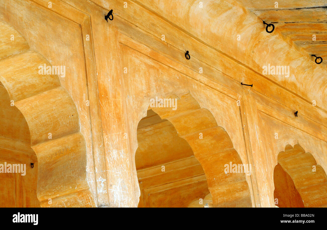 Decorativi dipinti arcate con ganci di ferro per sospendere i sontuosi tendaggi e tende. Forte Amber. Ambra, Jaipur, Foto Stock