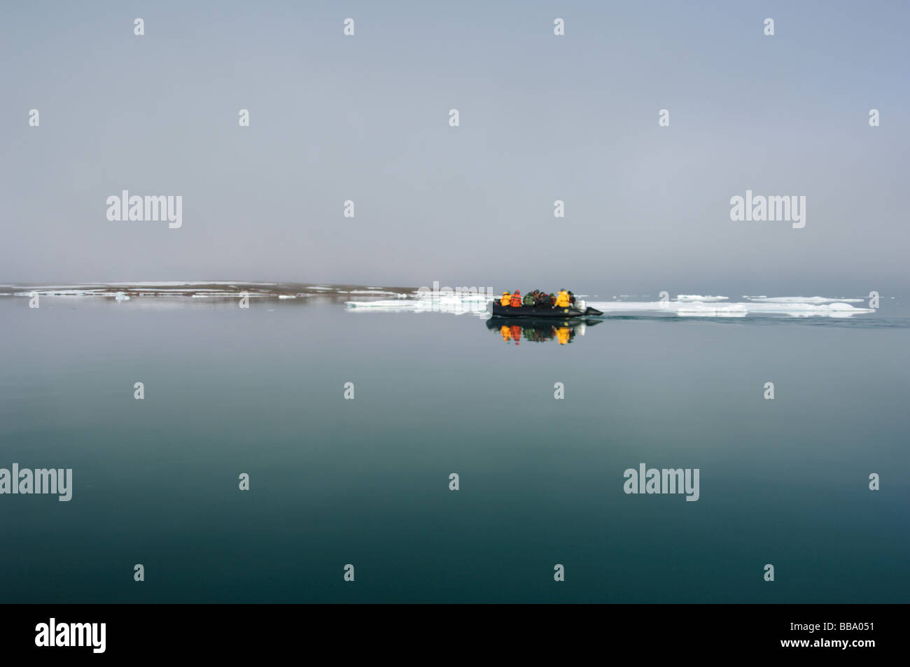 Zodiac navigazione su un mare piatto nel nord Svalbard Foto Stock