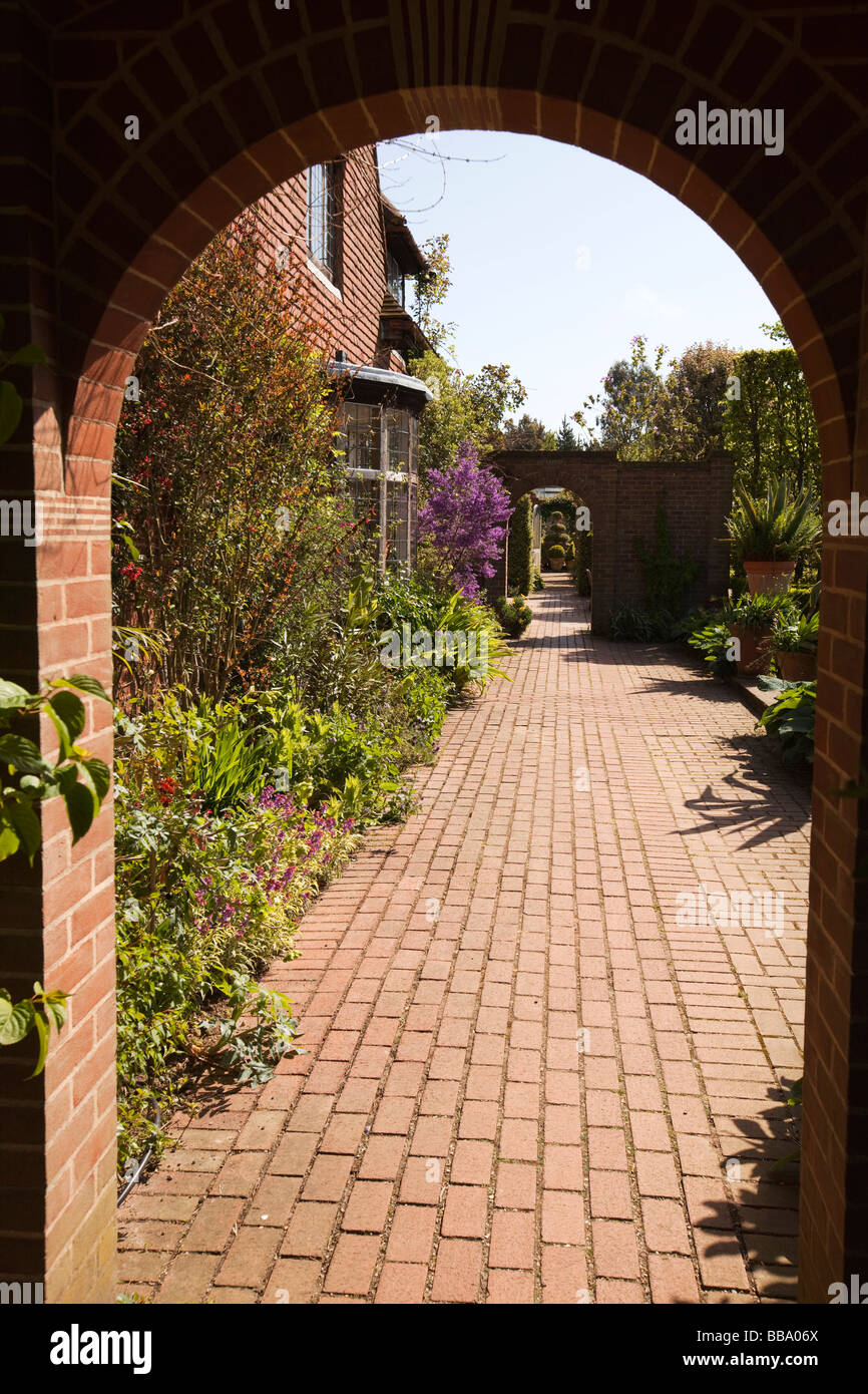 Norfolk East Ruston Old Vicarage giardino pavimentato in mattoni sentiero accanto alla casa principale Foto Stock