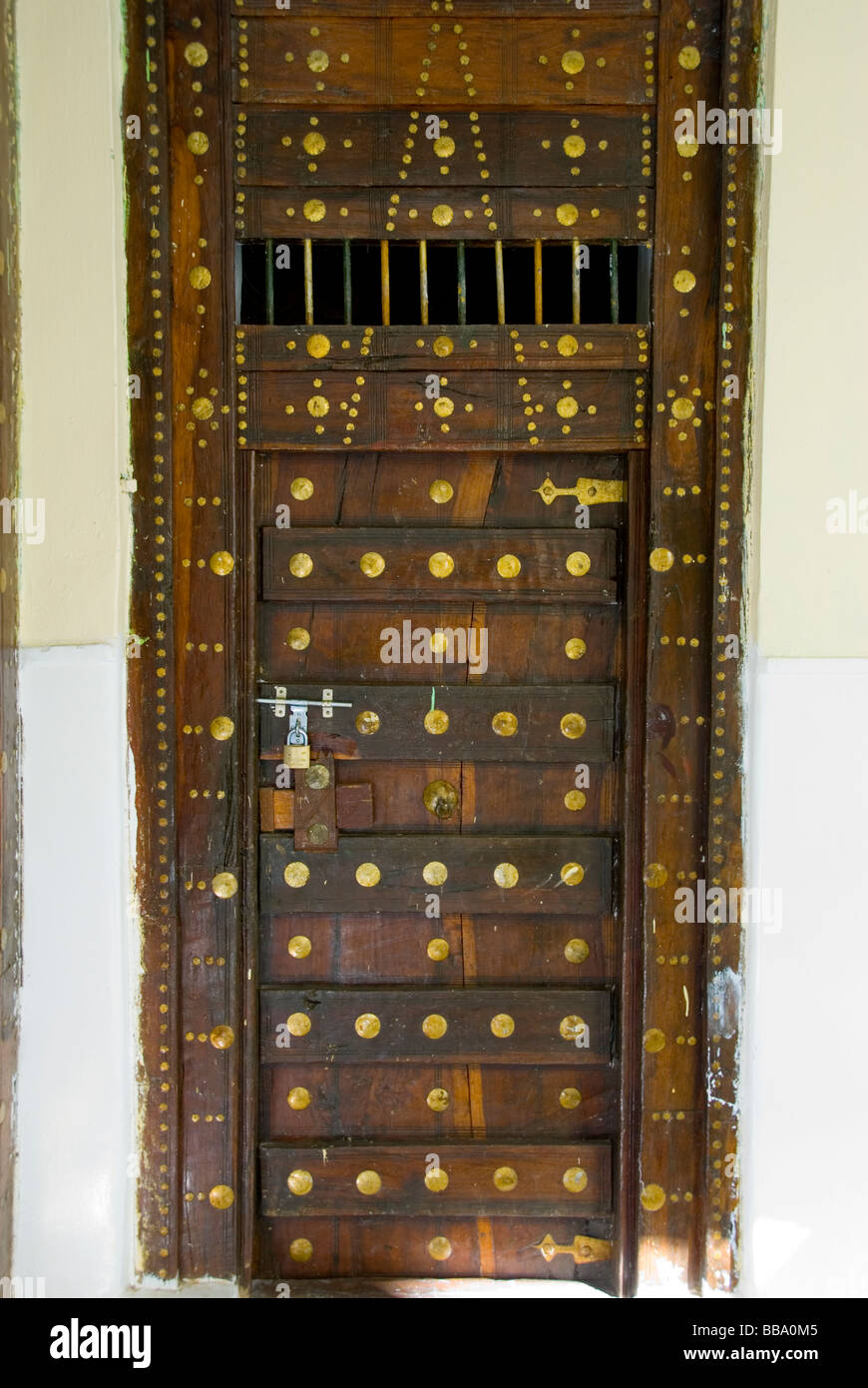 Yemen, Shibam, old yemenita porta in legno Foto Stock