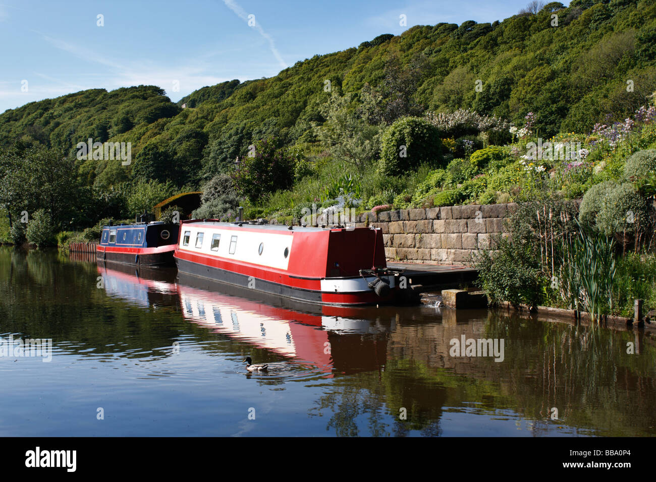 Narrowboats in Rochdale Canal vicino a Sowerby Bridge, West Yorkshire Foto Stock