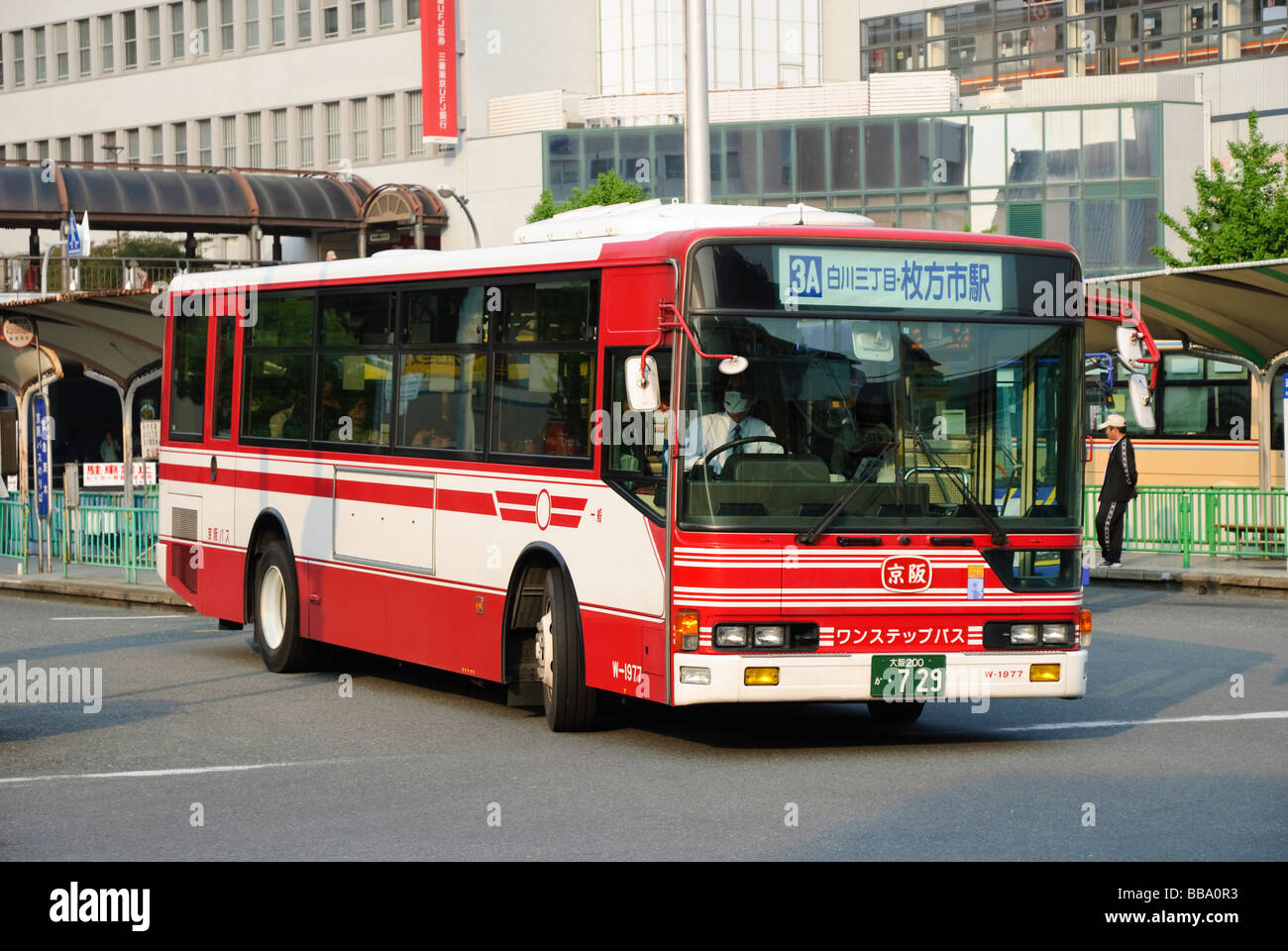 Tipico bus locale, visto uscire un autobus dalla stazione di Osaka, in Giappone. Foto Stock