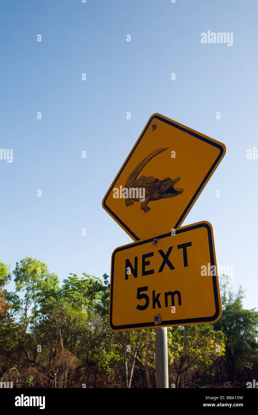 Coccodrillo segno di pericolo, vicino il Fiume South Alligator nel Parco Nazionale Kakadu, Territorio del Nord, l'AUSTRALIA Foto Stock